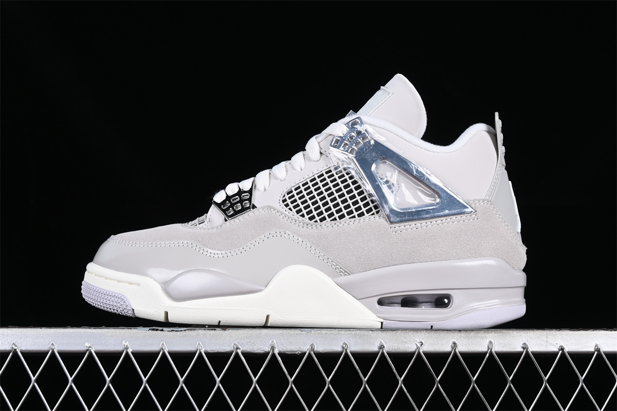 AJ4 Retro Frozen Moments AQ9129-001